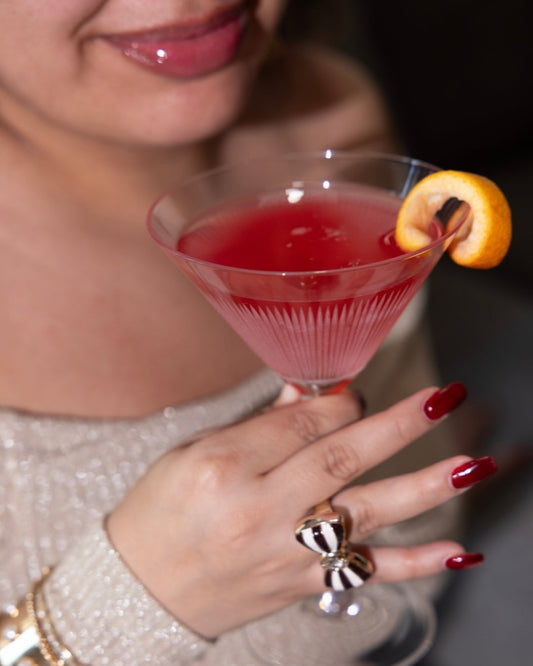 A woman sipping Jeng’s alcohol-free cocktail, enjoying a refreshing and vibrant drink.